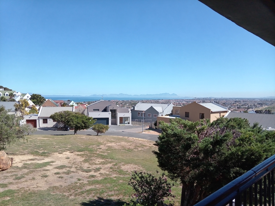 4 Bedroom Property for Sale in Mountainside Western Cape